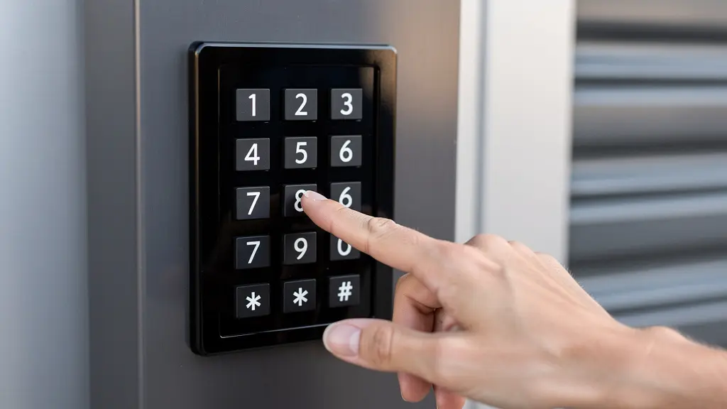 Système de sécurité avec digicode à l'entrée d'un centre de self-stockage